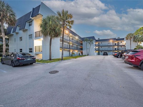 8002 Lagos De Campo Blvd, Unit B-303, Tamarac, FL 33321