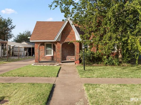 206 E Summit Avenue, Electra, TX 76360