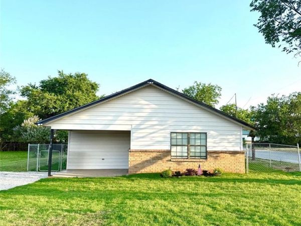 739 W Pine Street, Jacksboro, TX 76458