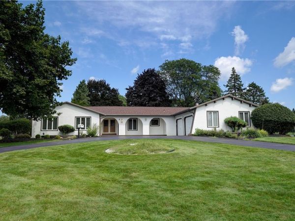 4 Pin Hook Lane, Pittsford, NY 14534
