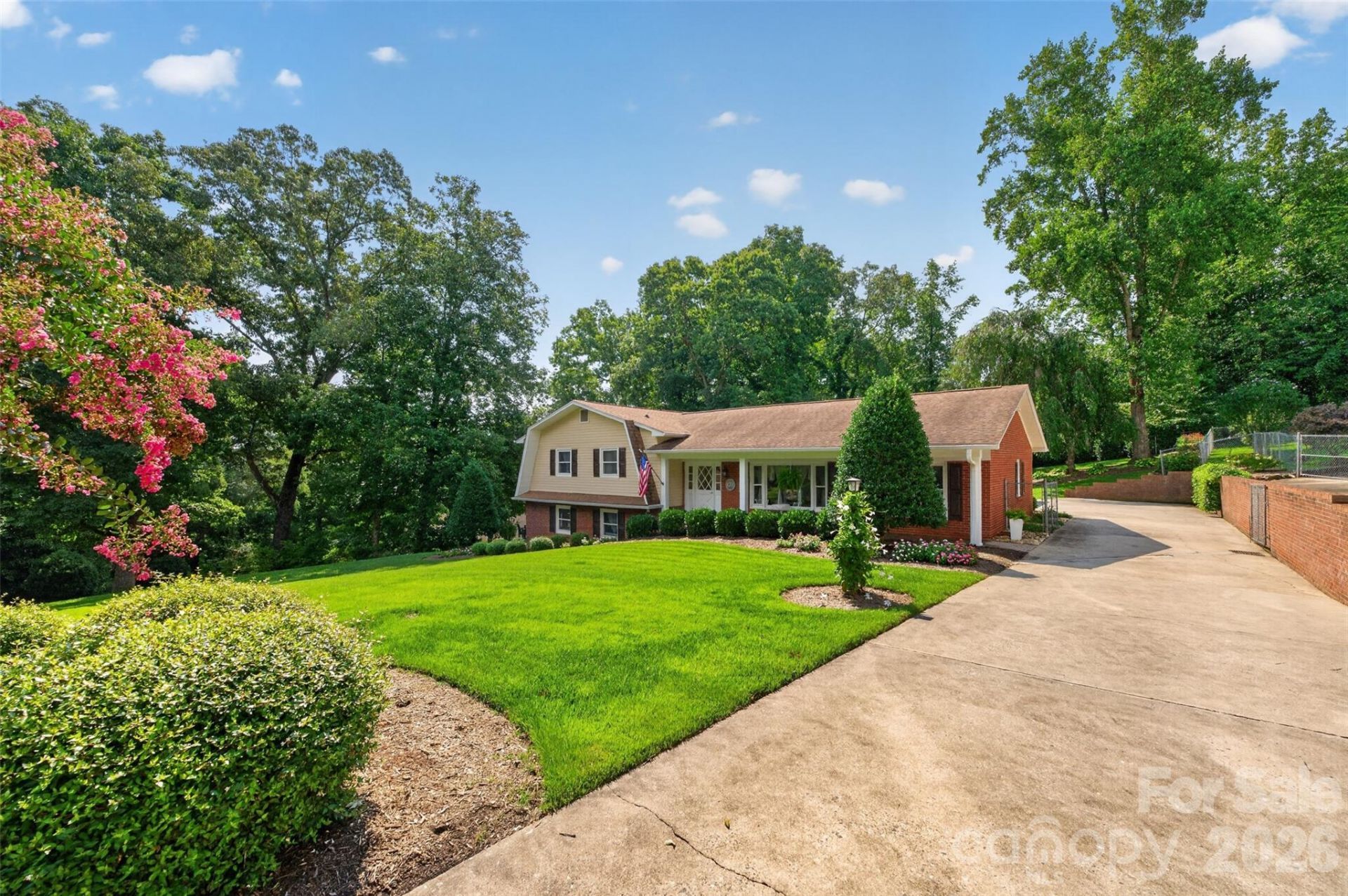 1053 20th Avenue Nw, Hickory, NC 28601 Main Photo