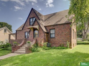 911 S 38th Street, Omaha, NE 68105