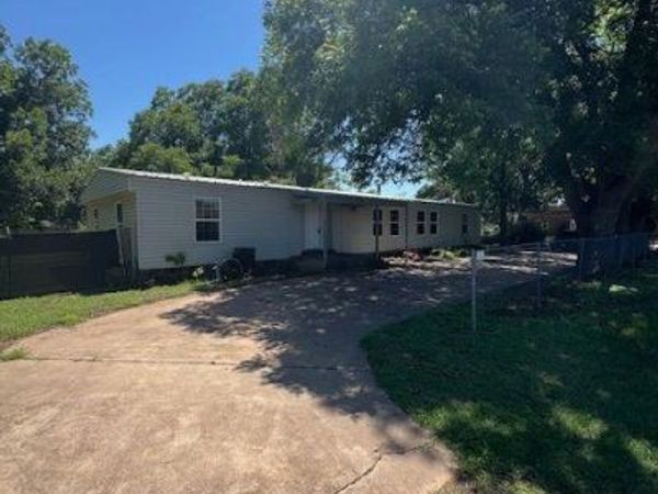 425 N 3rd Street , Buffalo Gap, TX 79508