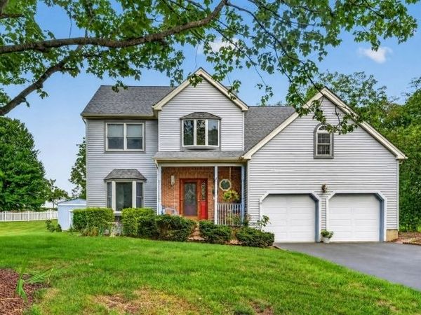 280 Stonehenge Dr, Lopatcong, NJ 08865