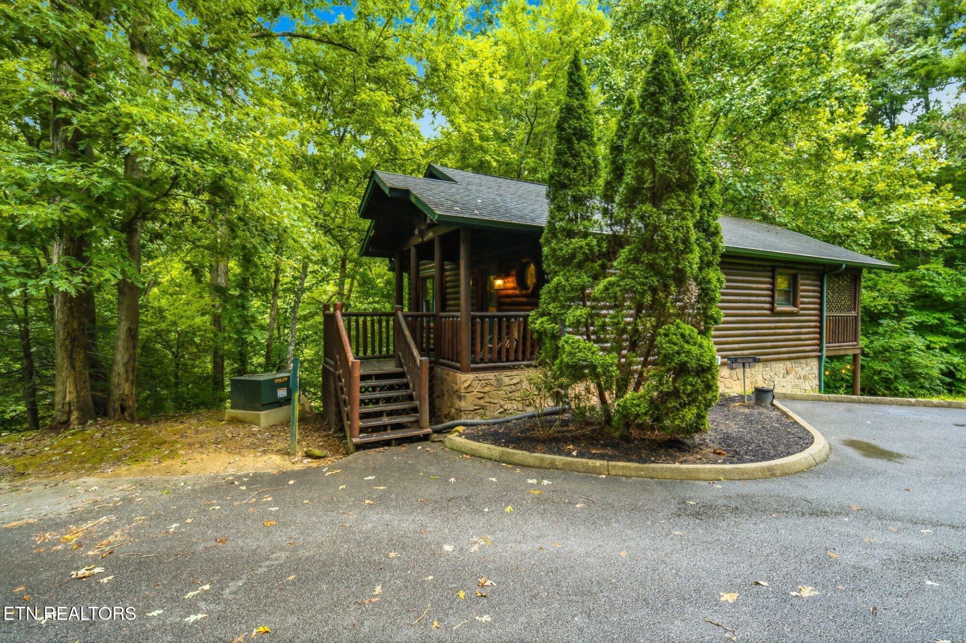 625 Gatlinburg Falls Way, Gatlinburg, TN 37738 Main Photo
