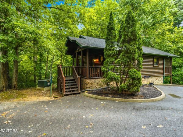 625 Gatlinburg Falls Way, Gatlinburg, TN 37738