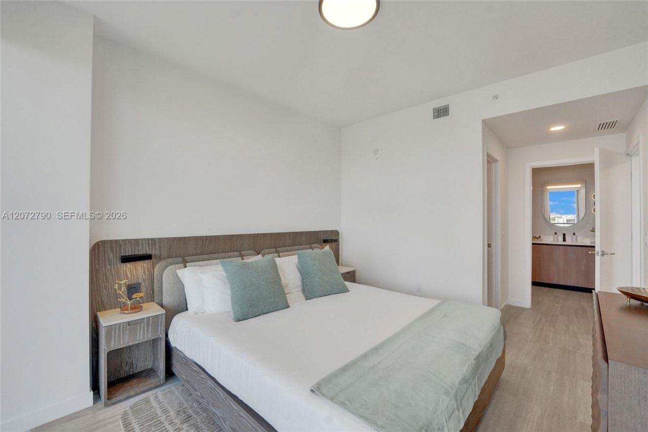 580 72nd St , Unit 1012, Miami Beach, FL 33141 Photo