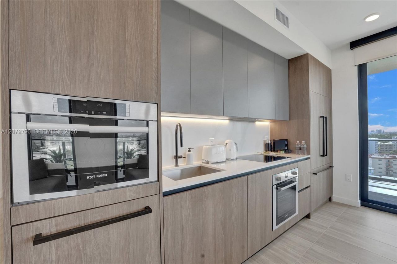 580 72nd St , Unit 1012, Miami Beach, FL 33141 Photo