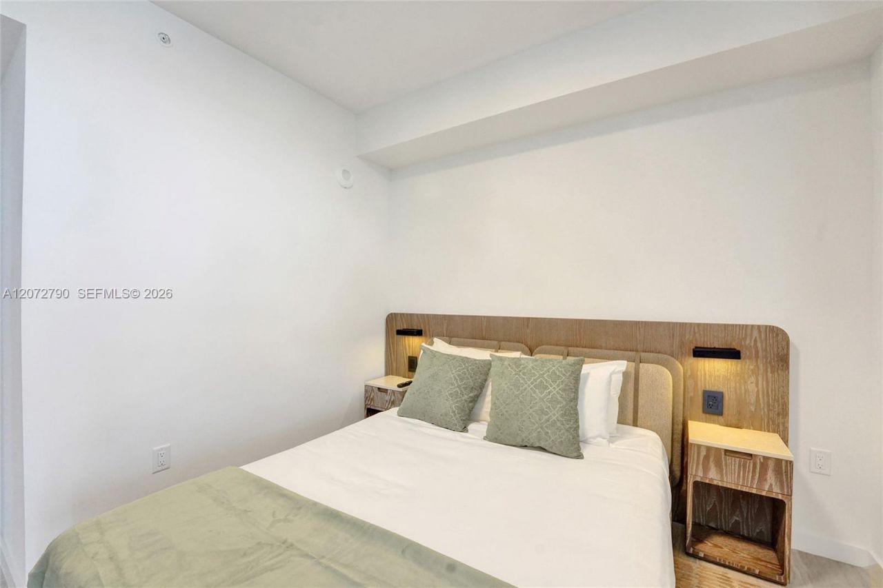 580 72nd St , Unit 1012, Miami Beach, FL 33141 Photo