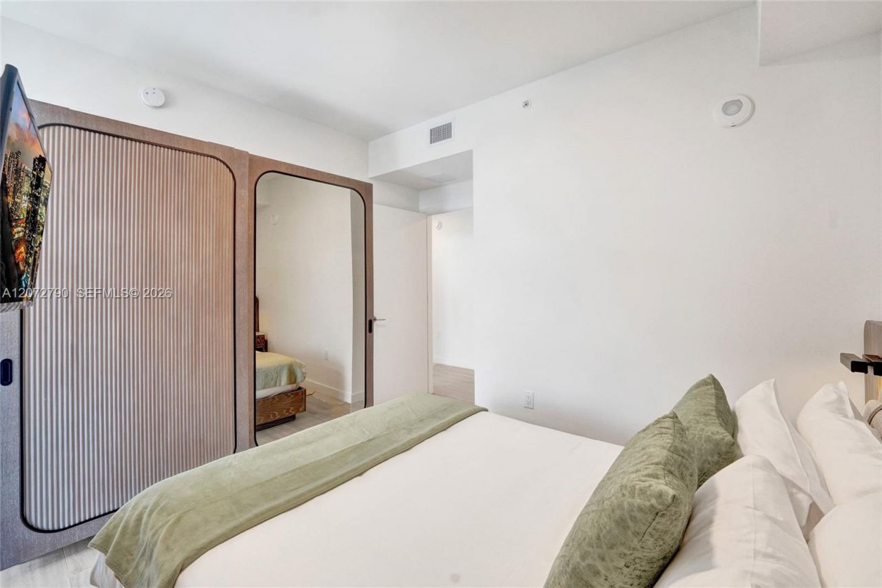 580 72nd St , Unit 1012, Miami Beach, FL 33141 Photo