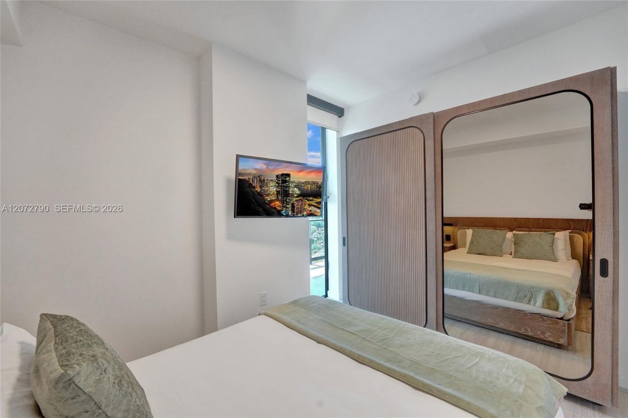 580 72nd St , Unit 1012, Miami Beach, FL 33141 Photo