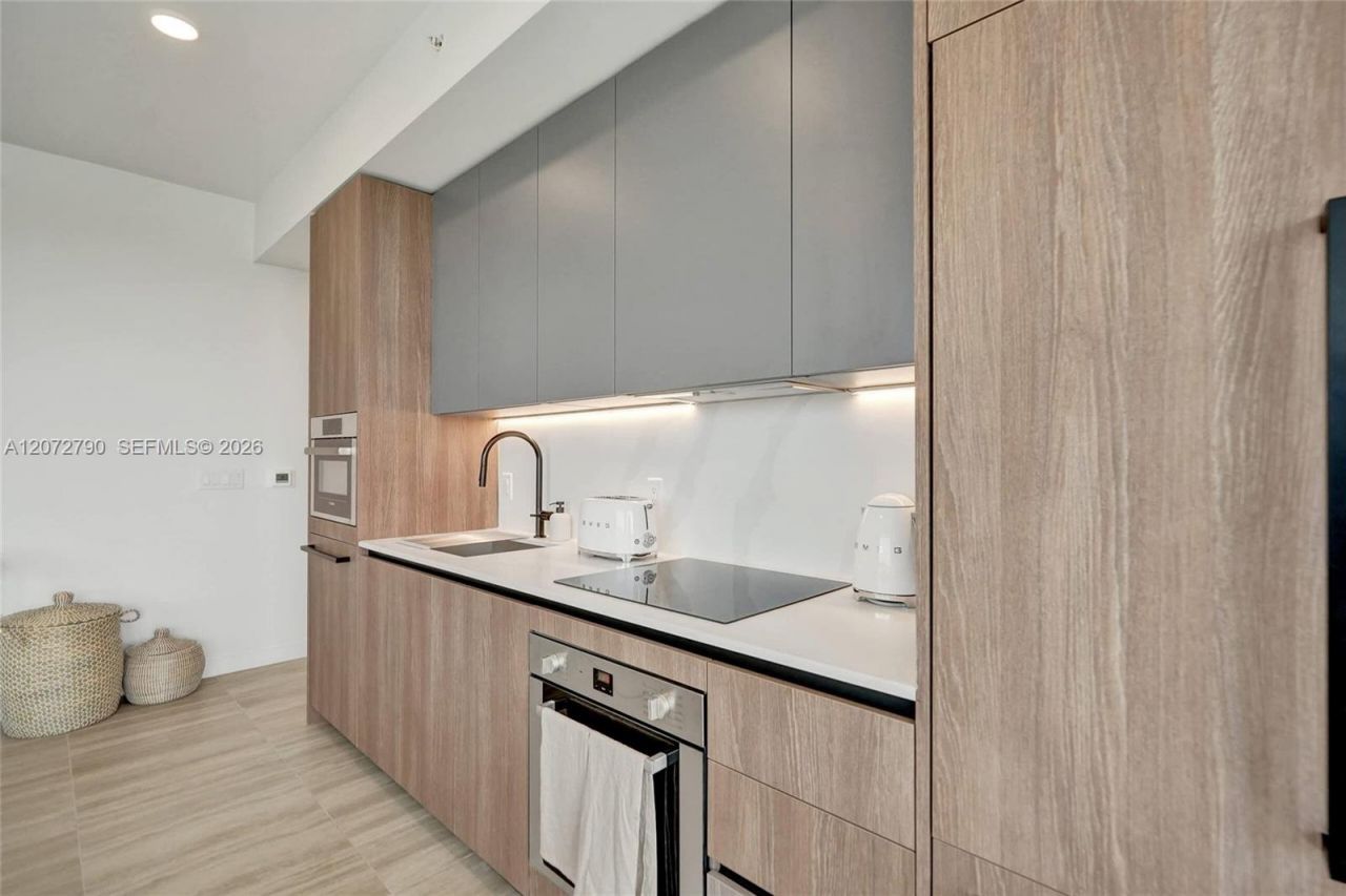580 72nd St , Unit 1012, Miami Beach, FL 33141 Photo