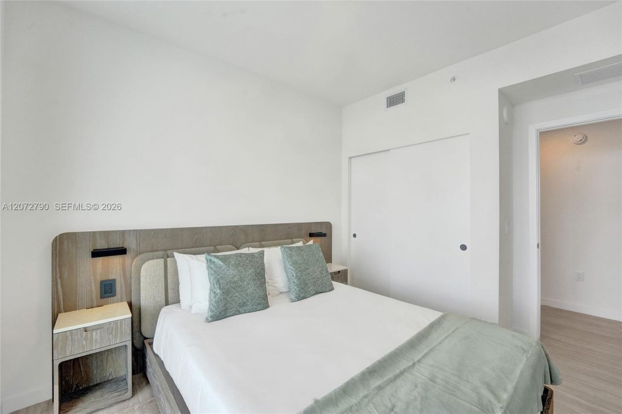 580 72nd St , Unit 1012, Miami Beach, FL 33141 Photo
