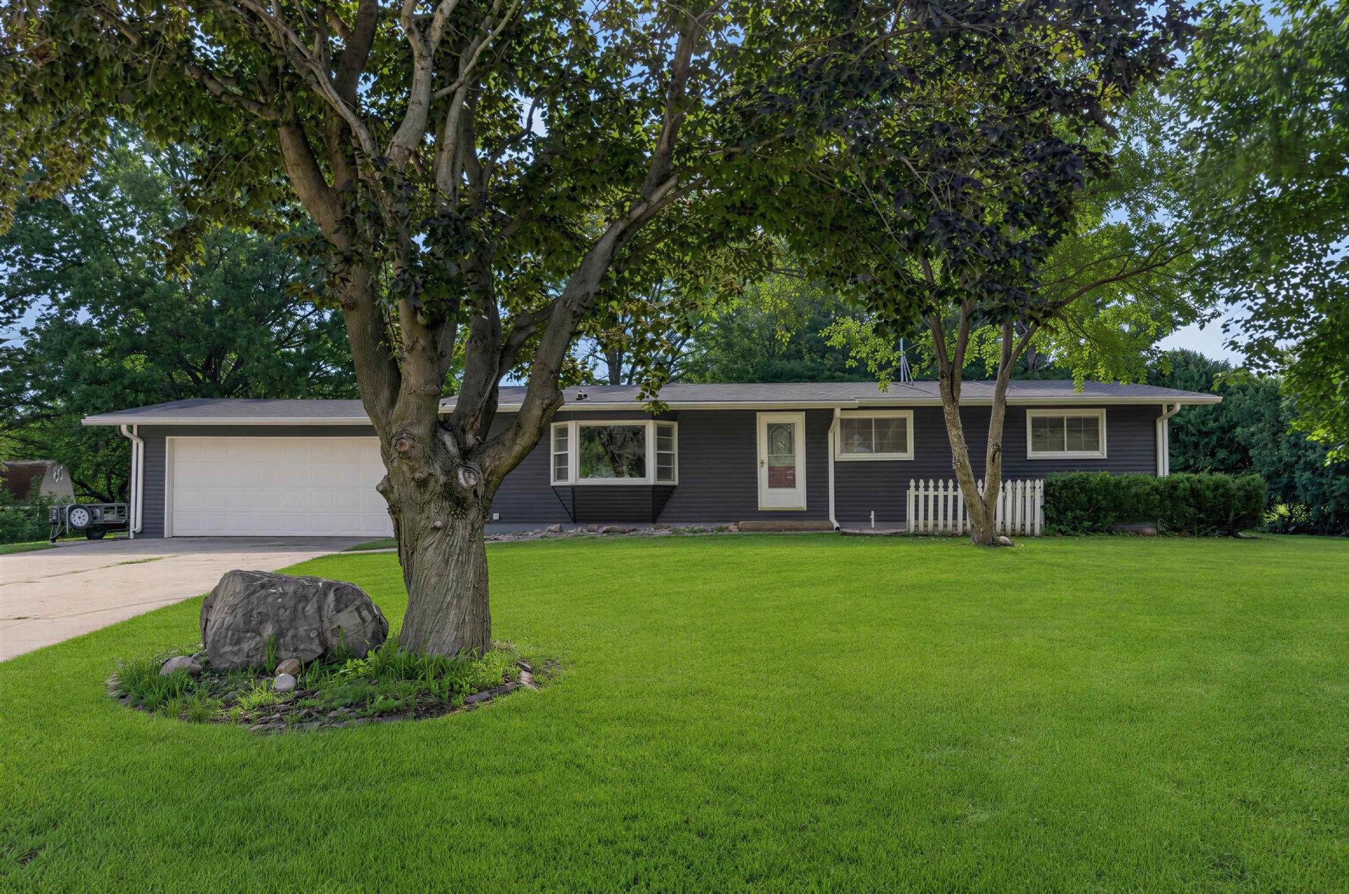 9042 Douglas Drive, Waterloo, IA 50701 Main Photo