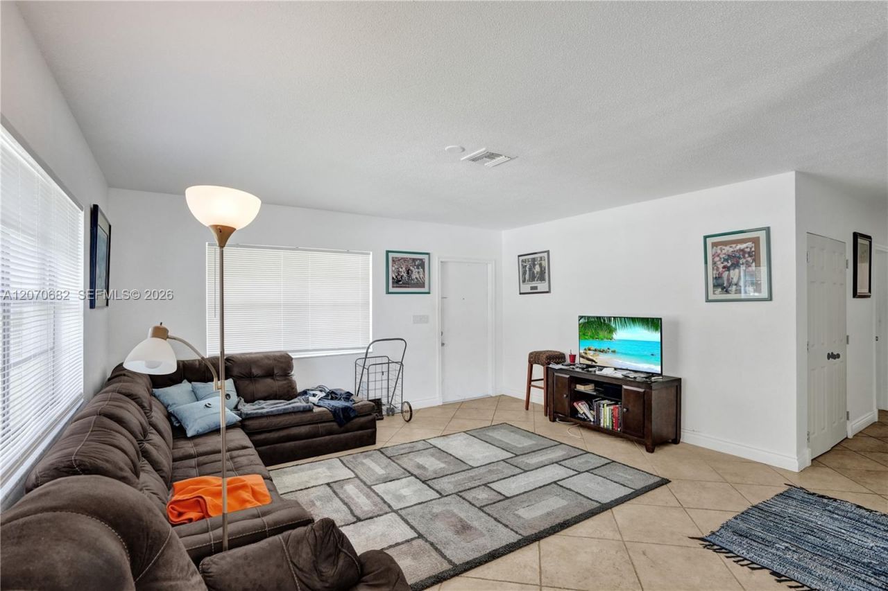5706-5708 Lincoln St , Unit 1-2, Hollywood, FL 33021 Photo