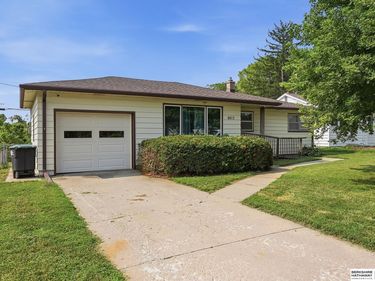 6015 Oak Street, Omaha, NE 68106