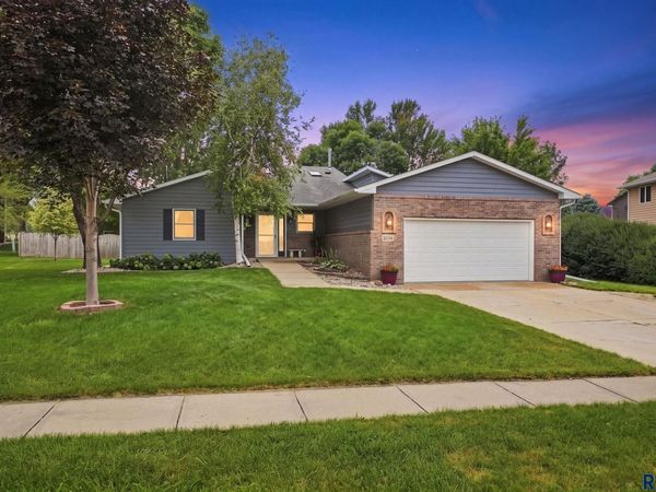 2052 S Bradford Ct, Sioux Falls, SD 57106