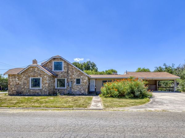 1229 N Park, Uvalde, TX 78801