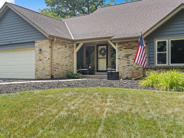 717 St Johns Dr, Delafield, WI 53018
