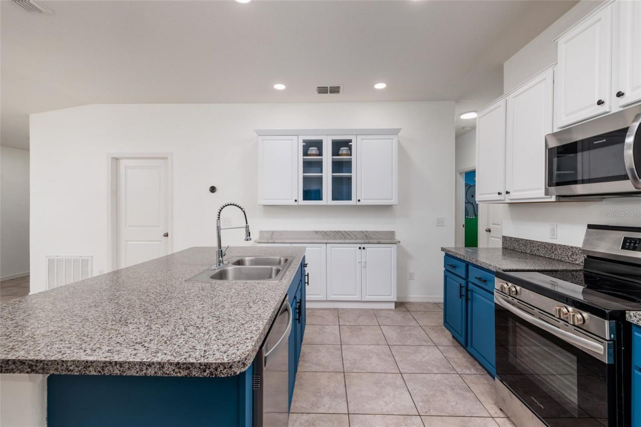 36077 Stable Wilk Avenue, Zephyrhills, FL 33541 Photo