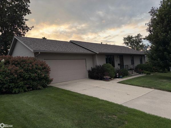 1911 Blossom Lane, Marshalltown, IA 50158