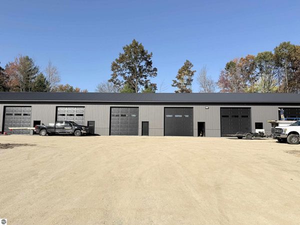 2160 Tonawanda Road, Grawn, MI 49637