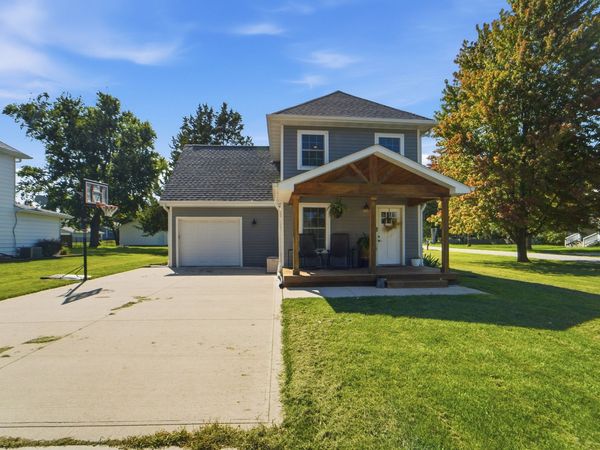 335 NW Lynn Avenue, Earlham, IA 50072