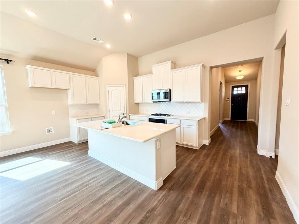 2806 Grand Lookout Lane, Arlington, TX 76001 Main Photo
