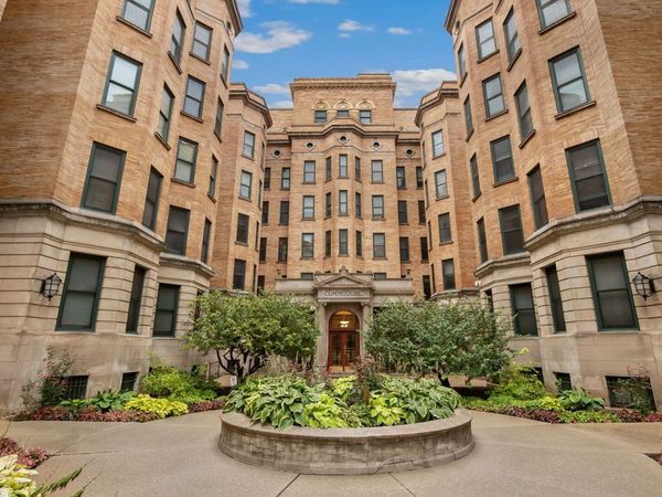 550 W Surf Street , Unit 302, Chicago, IL 60657