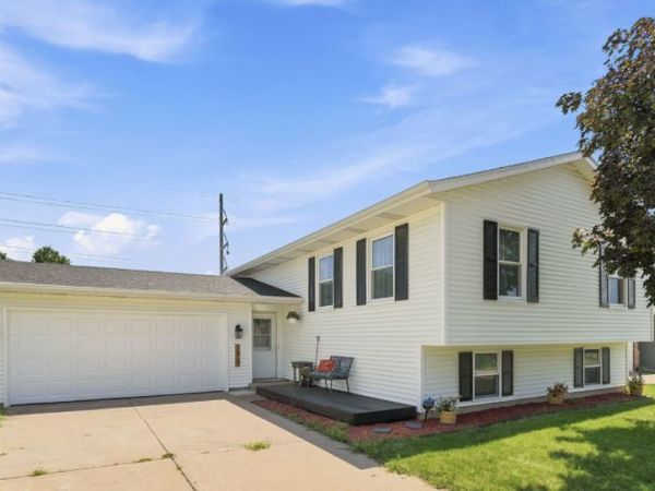2817 HIGH POINT Drive , Davenport, IA 52806