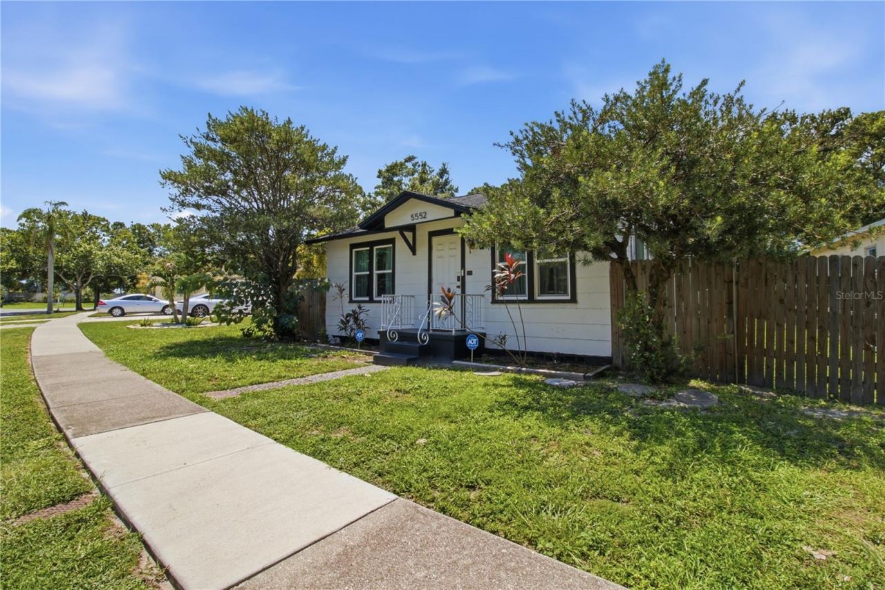 5552 Crissman Drive N, Saint Petersburg, FL 33714 Photo
