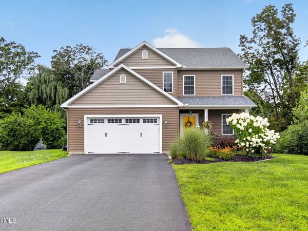 16 Napa Court, Niskayuna, NY 12309