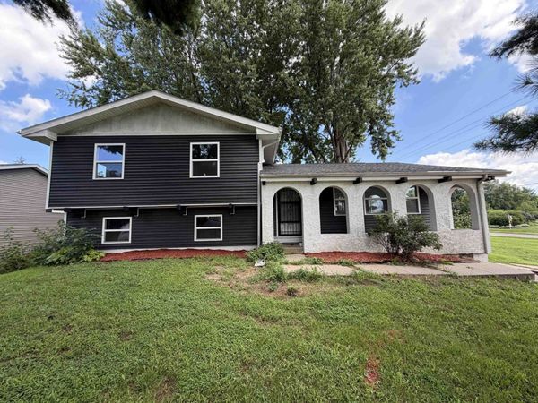 515 E Angus Court, Maquoketa, IA 52060
