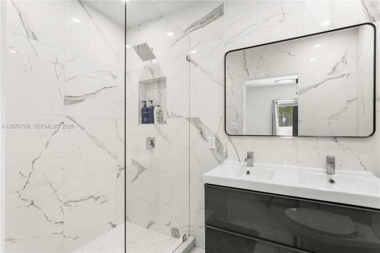 2388 Prairie Ave, Miami Beach, FL 33140 Photo