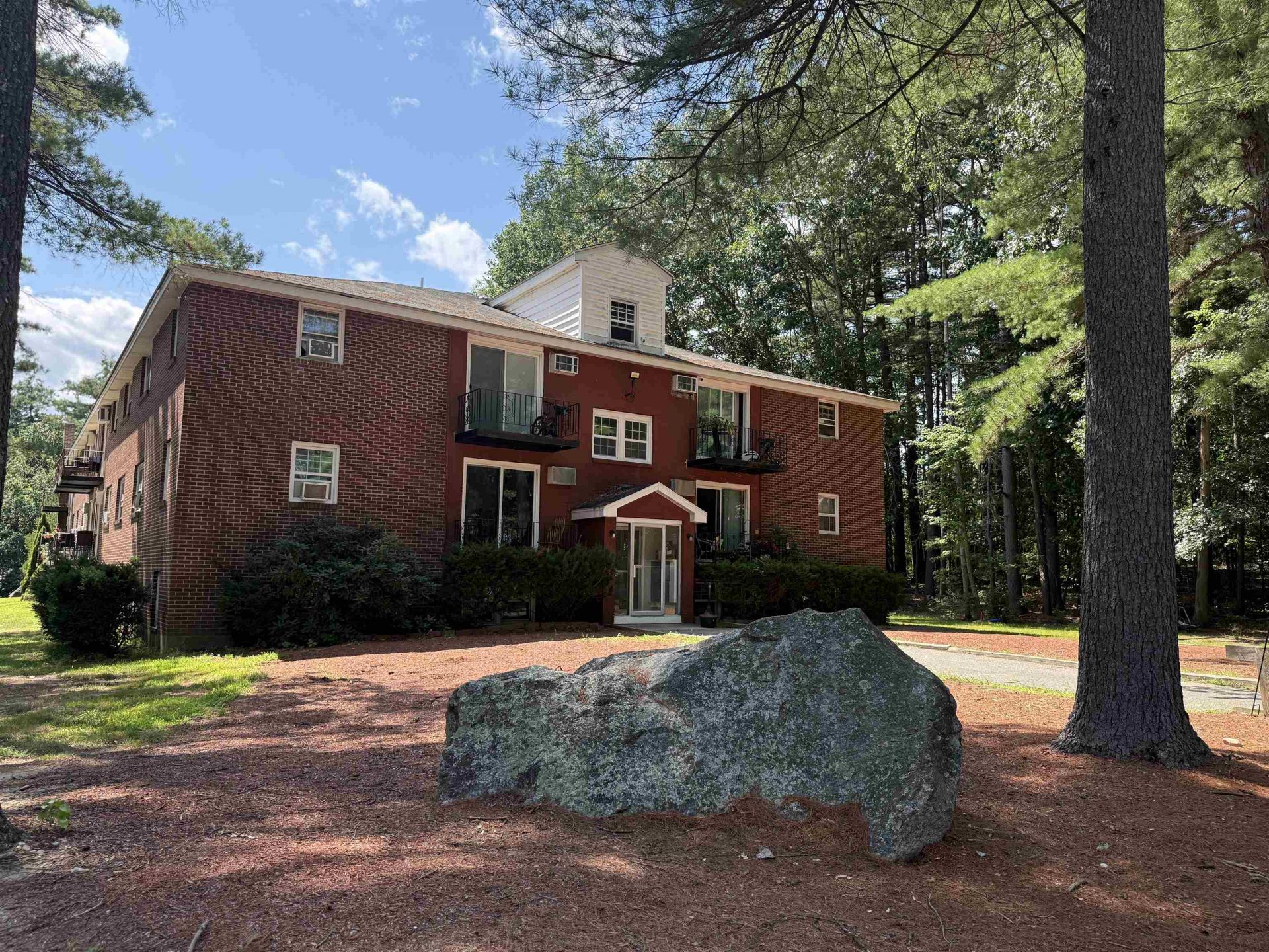 1 Charleston Avenue, Unit 1, Londonderry, NH 03053 Main Photo