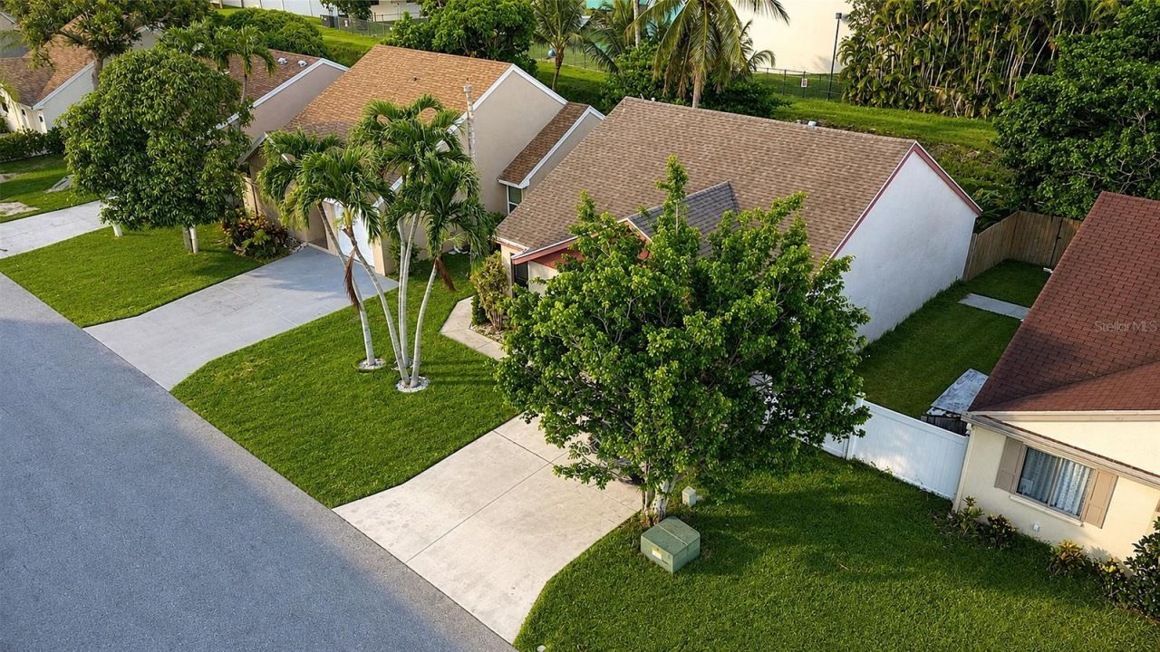 33 Peachtree Place, Boynton Beach, FL 33436 Photo