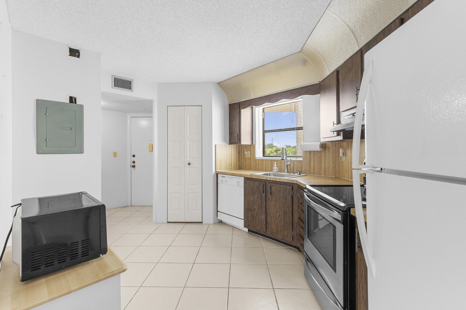 6555 W Broward Boulevard, Unit 409, Plantation, FL 33317 Photo