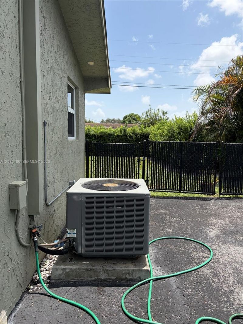7810 NW 11th Ct , Pembroke Pines, FL 33024 Photo