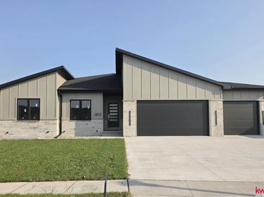 1814 E 8th Street, Hickman, NE 68372