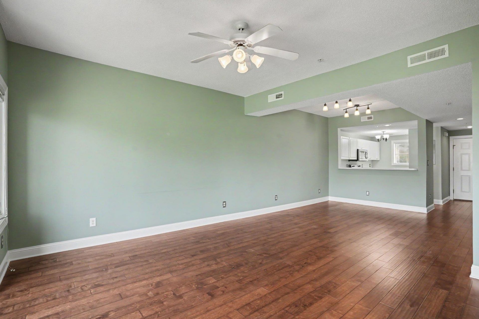 1551 Spinnaker Dr. Photo 10