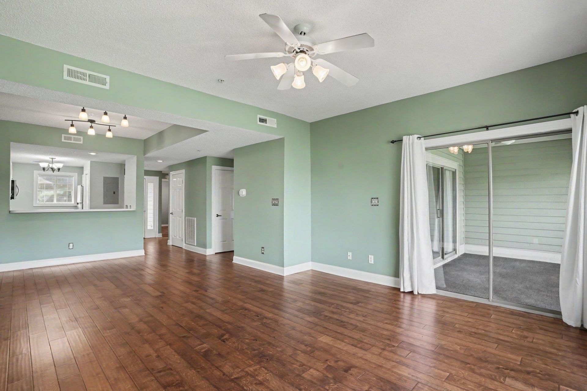 1551 Spinnaker Dr. Photo 4
