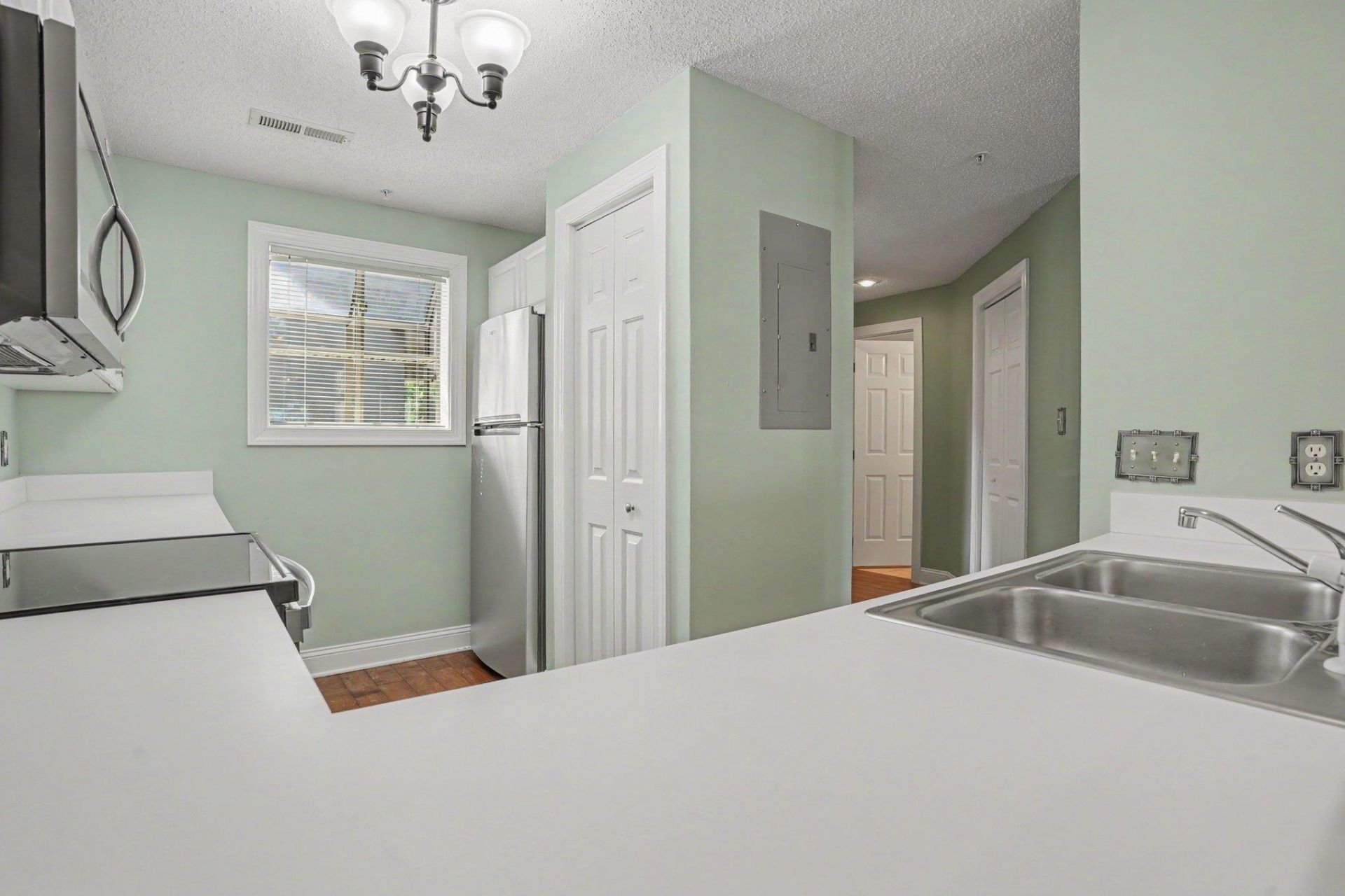 1551 Spinnaker Dr. Photo 5