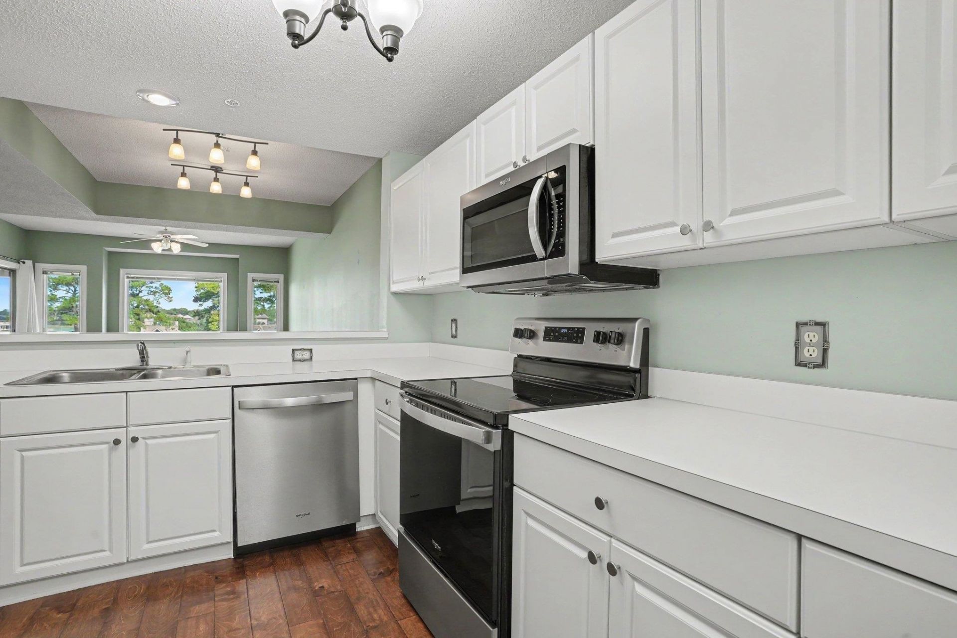 1551 Spinnaker Dr. Photo 6