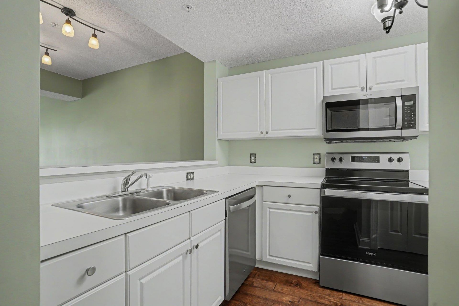 1551 Spinnaker Dr. Photo 7