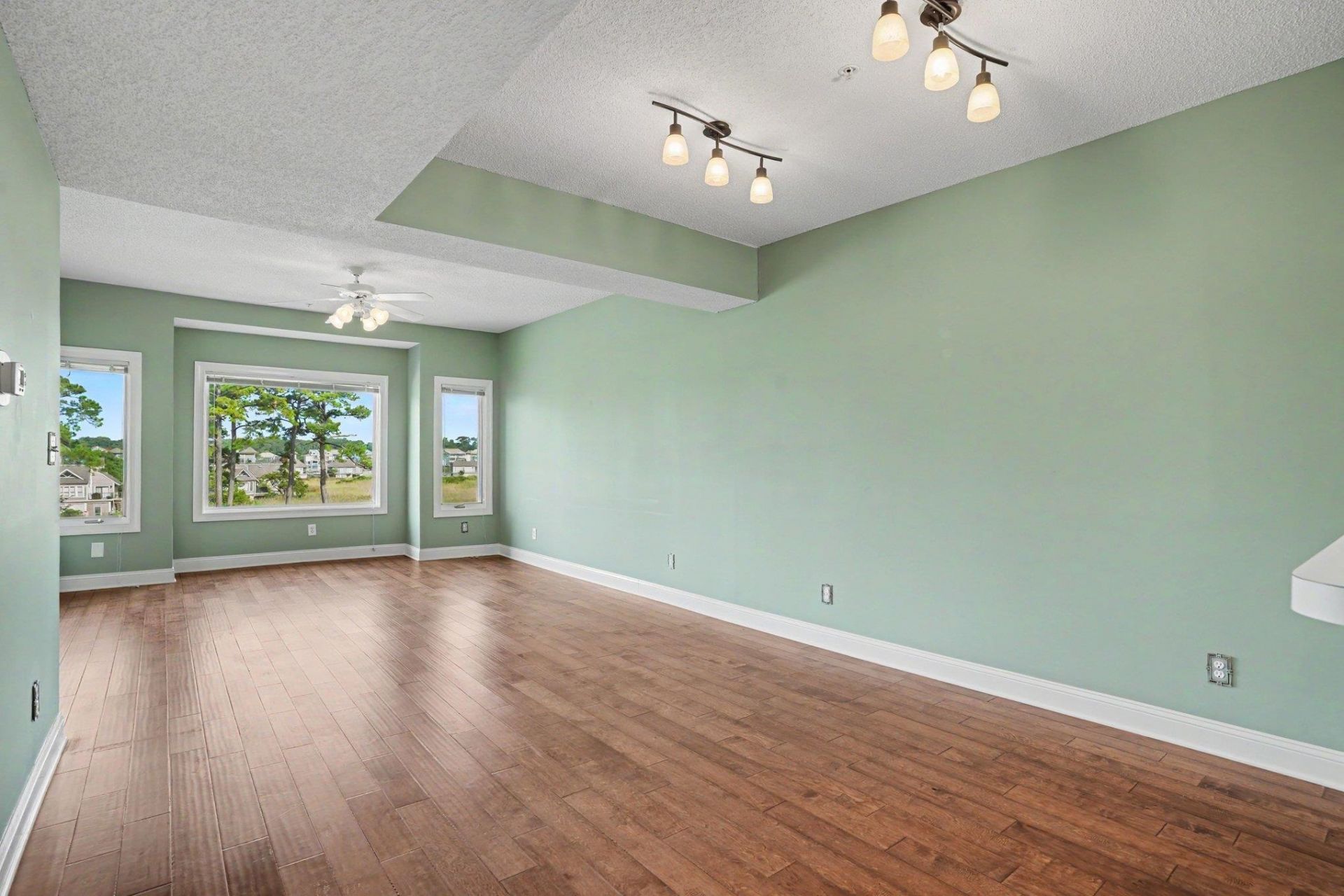 1551 Spinnaker Dr. Photo 9