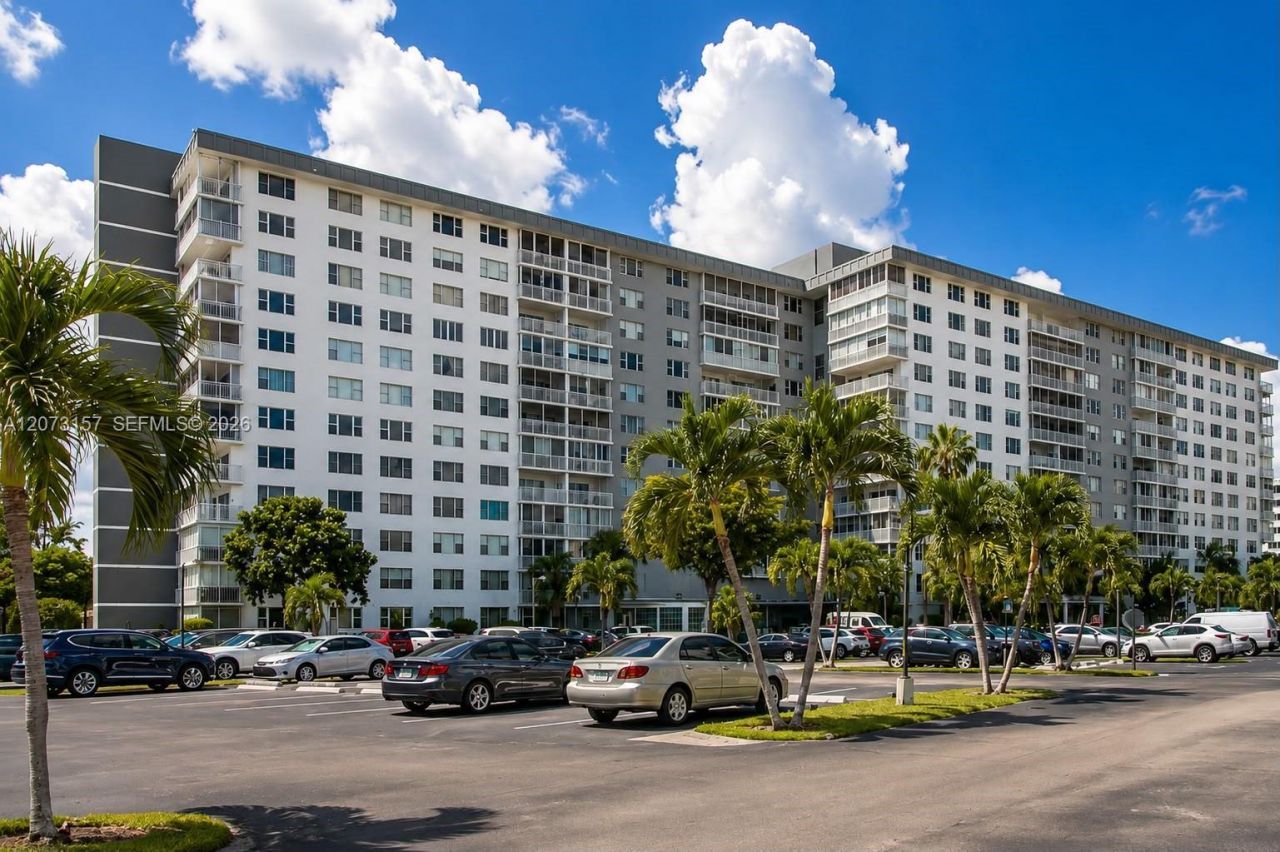 3800 Hillcrest Dr, Unit 315, Hollywood, FL 33021 Photo