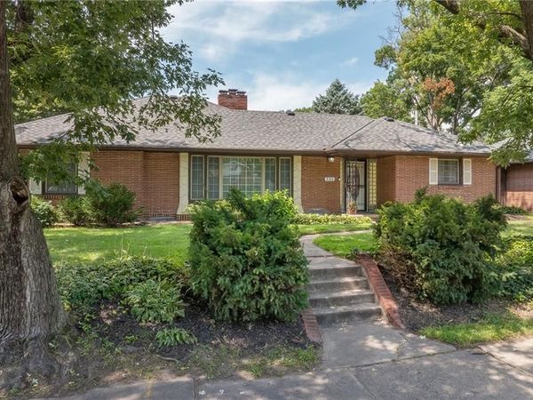 102 N Noyes Boulevard, St Joseph, MO 64501