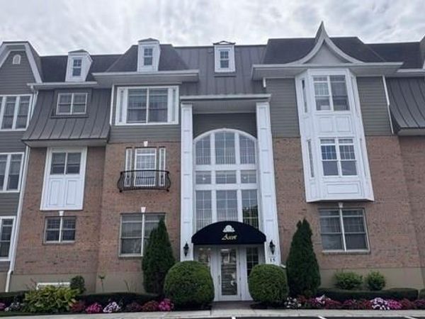 578 Pacing Way, Westbury, NY 11590