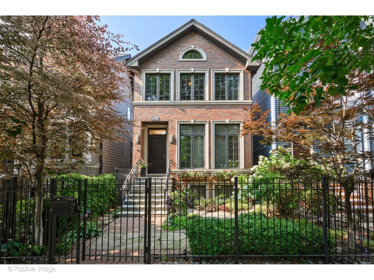 1844 W Barry Avenue, Chicago, IL 60657 Main Photo