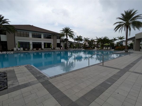 8001 NW 41st St, Unit F-204, Doral, FL 33166